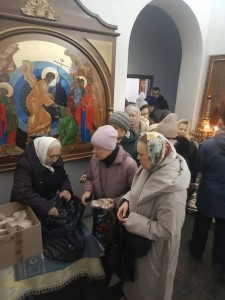 В Богоявленском мужском монастыре состоялась  очередная благотворительная  раздача  хлеба и пряников., 