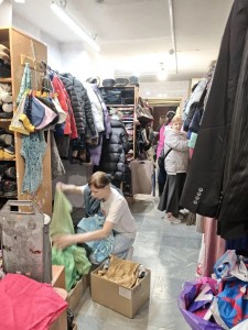 В Богоявленском  мужском монастыре  состоялась  благотворительная раздача одежды и обуви., 