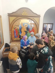 В Богоявленском мужском монастыре состоялась  очередная благотворительная  раздача  хлеба и пряников., 