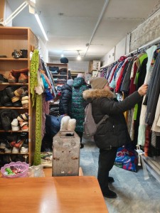 В Богоявленском  мужском монастыре  состоялась  благотворительная раздача одежды и обуви., 