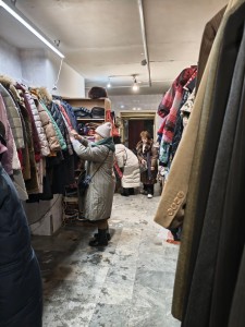 В Богоявленском  мужском монастыре  состоялась  благотворительная раздача одежды и обуви., 