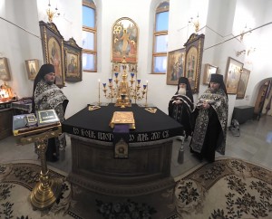 В Богоявленском мужском монастыре совершили Великую Утреню Субботы с чином погребения Плащаницы Господа Иисуса Христа., 