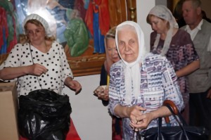 В Богоявленском мужском монастыре состоялась  благотворительная  раздача  хлеба и пряников., 