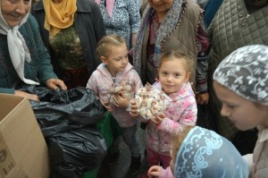 В Богоявленском мужском монастыре состоялась  благотворительная  раздача  хлеба и пряников., 