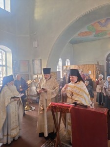 На Вселенскую родительскую (мясопустную) субботу Игумен Нестор(Болков) возглавил Божественную Литургию в Храме Святого Пророка Илии с. Клеопино Каслинского района., 