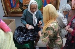 В Богоявленском мужском монастыре состоялась  благотворительная  раздача  хлеба и пряников., 