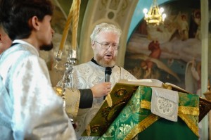 Настоятель Богоявленского мужского монастыря Челябинска игумен Нестор (Болков) с клириками Богоявленского монастыря принял участие  в Литургии в Свято-Троицком храме Челябинска., 