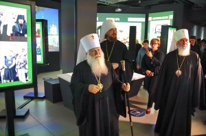 Настоятель Богоявленского мужского монастыря Челябинска Игумен Нестор (Болков) с клириками обители принял участие  в открытии выставки «Жизнь в служении», посвящённая 80-летию Святейшего Патриарха Московского и всея Руси Кирилла ., 