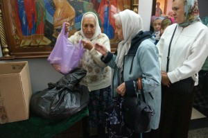 В Богоявленском мужском монастыре состоялась  благотворительная  раздача  хлеба и пряников., 