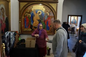 В Богоявленском мужском монастыре состоялась  очередная благотворительная  раздача  хлеба и пряников., 
