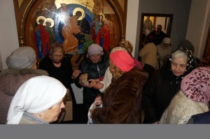 В Богоявленском мужском монастыре состоялась  очередная благотворительная  раздача  хлеба и пряников., 