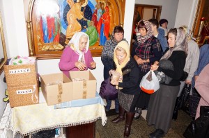 В Богоявленском епархиальном мужском монастыре состоялась воскресная благотворительная раздача хлеба и пряников., 