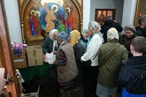 В Богоявленском мужском монастыре состоялась  благотворительная  раздача  хлеба и пряников., 