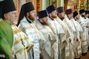 Настоятель Богоявленского мужского монастыря Челябинска игумен Нестор (Болков) с клириками Богоявленского монастыря принял участие  в Литургии в Свято-Троицком храме Челябинска., 