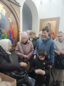 В Богоявленском мужском монастыре состоялась  очередная благотворительная  раздача  хлеба и пряников., 