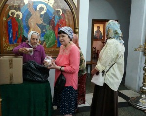 В Богоявленском мужском монастыре состоялась  благотворительная  раздача  хлеба и пряников., 