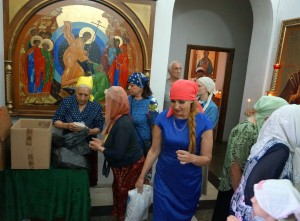 В Богоявленском мужском монастыре состоялась  благотворительная  раздача  хлеба и пряников., 