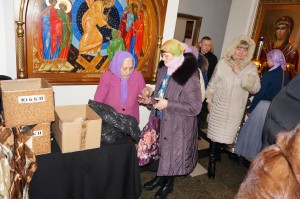 В Богоявленском мужском монастыре состоялась  очередная благотворительная  раздача  хлеба и пряников., 