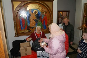 В Богоявленском мужском монастыре состоялась  очередная благотворительная  раздача  хлеба и пряников., 