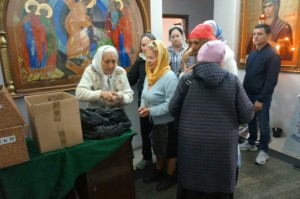 В Богоявленском мужском монастыре состоялась  благотворительная  раздача  хлеба и пряников., 