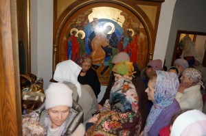 В Богоявленском мужском монастыре состоялась  очередная благотворительная  раздача  хлеба и пряников., 