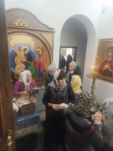 В Богоявленском епархиальном мужском монастыре состоялась воскресная благотворительная раздача хлеба и пряников., 