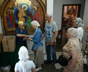 В Богоявленском мужском монастыре состоялась  благотворительная  раздача  хлеба и пряников., 