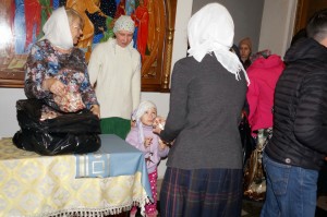 В Богоявленском епархиальном мужском монастыре состоялась воскресная благотворительная раздача пряников и хлеба., 