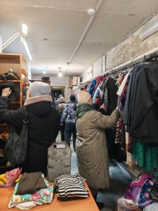 В Богоявленском  мужском монастыре  состоялась  благотворительная раздача одежды и обуви., 