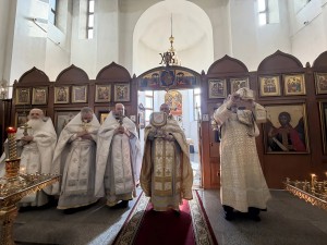 В Богоявленском мужском монастыре в Великую Субботу совершили Вечерню в соединение с Литургией., 