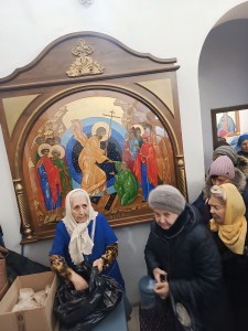 В Богоявленском мужском монастыре состоялась  очередная благотворительная  раздача  хлеба и пряников., 