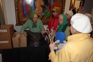 В Богоявленском мужском монастыре состоялась  очередная благотворительная  раздача  хлеба и пряников., 