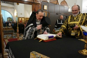 В Богоявленском мужском монастыре совершили Великую Утреню Субботы с чином погребения Плащаницы Господа Иисуса Христа., 