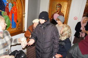 В Богоявленском епархиальном мужском монастыре состоялась воскресная благотворительная раздача хлеба и пряников., 
