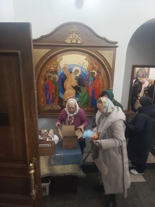 В Богоявленском епархиальном мужском монастыре состоялась воскресная благотворительная раздача хлеба и пряников., 