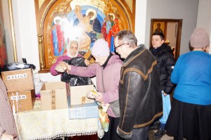 В Богоявленском мужском монастыре состоялась воскресная благотворительная раздача хлеба и пряников., 