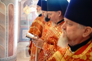 Настоятель Богоявленского мужского монастыря Челябинска Игумен Нестор (Болков)с клириками Богоявленского мужского монастыря принял участие  в Божественной Литургии в кафедральном  Соборе города Челябинска ., 