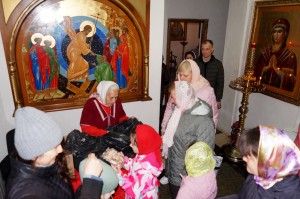 В Богоявленском мужском монастыре состоялась  очередная благотворительная  раздача  хлеба и пряников., 