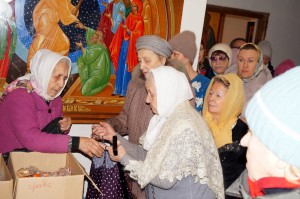 В Богоявленском мужском монастыре состоялась воскресная благотворительная раздача хлеба и пряников., 