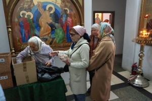 В Богоявленском мужском монастыре состоялась  благотворительная  раздача  хлеба и пряников., 