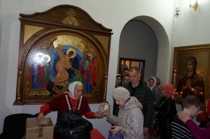 В Богоявленском мужском монастыре состоялась  очередная благотворительная  раздача  хлеба и пряников., 
