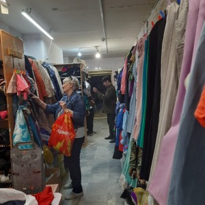 В Богоявленском епархиальном мужском монастыре состоялась благотворительная раздача нуждающимся людям одежды и обуви., 