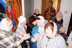 В Богоявленском епархиальном мужском монастыре состоялась воскресная благотворительная раздача хлеба и пряников., 