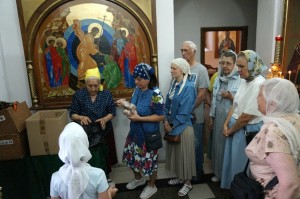 В Богоявленском мужском монастыре состоялась  благотворительная  раздача  хлеба и пряников., 