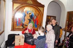 В Богоявленском мужском монастыре состоялась  очередная благотворительная  раздача  хлеба и пряников., 