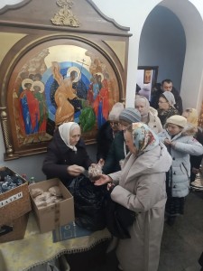 В Богоявленском мужском монастыре состоялась  очередная благотворительная  раздача  хлеба и пряников., 