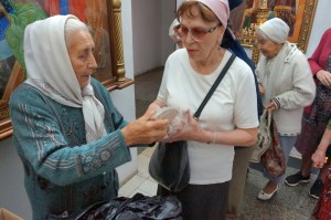 В Богоявленском мужском монастыре состоялась  благотворительная  раздача  хлеба и пряников., 