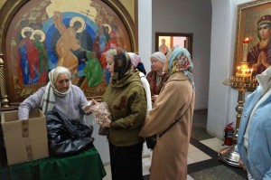 В Богоявленском мужском монастыре состоялась  благотворительная  раздача  хлеба и пряников., 