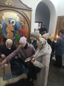 В Богоявленском мужском монастыре состоялась  очередная благотворительная  раздача  хлеба и пряников., 