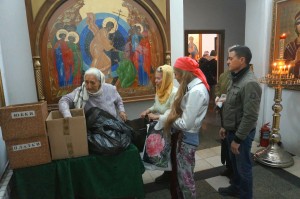 В Богоявленском мужском монастыре состоялась  благотворительная  раздача  хлеба и пряников., 